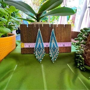 Beaded dangle earrings 💙🩶 blue & white
